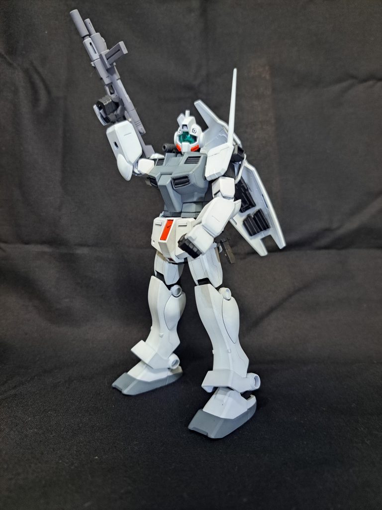 ここらで機体設定をジム寒冷地仕様 哨戒機北極基地など雪多い地域では敵機の発見が遅れてしまう事が問題となっていた。その問題を解決すべく、侵攻ルートを長期間監視警戒出来るようにカスタマイズされたのが本機体である。本機の特徴として頭部アンテナの大型化やバックパック左側に増設されたアンテナにより、通常の寒冷地仕様機より更に通信能力が強化されており、拠点から離れた位置からでも敵機の情報を送れるようになっている。また、バックパック右側には各種索敵用センサーが装備されており、これらのセンサーを駆使して哨戒任務に当たっている。そして長期間の哨戒任務を可能とする為、コックピット内に食料保存スペースなどがあり、通常機より胸部がやや大型化されている