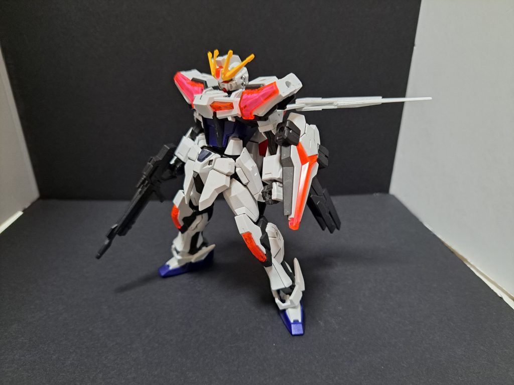 ベースとなるエールモード。ウイングを拡張する事でエールストライクのシルエットに近づけました。また、専用のビームライフルはバックパックに携行されています。ベーシックな性能で、特化した部分は無いものの、元来のEGシステムを利用した高機動戦闘が得意という設定です