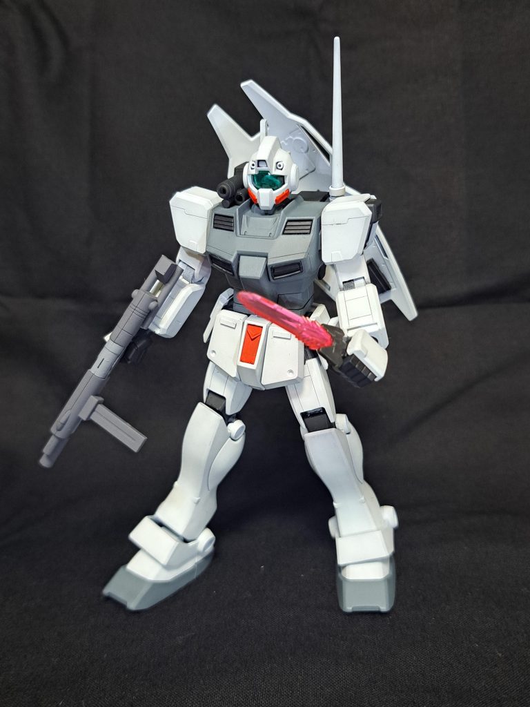 敵機との戦闘は想定されていない為ビームサーベルはオミットされており、武装は寒冷地用マシンガンと緊急時用のビームダガーのみとなっている。また、シールドはバックパックにアームで接続出来る様になっており、シールドを傘のように使う事で索敵時センサー部に雪が積もらない様になっている。シールド自体も雪が積もり過ぎない様に曲面のシールドに変更されている。