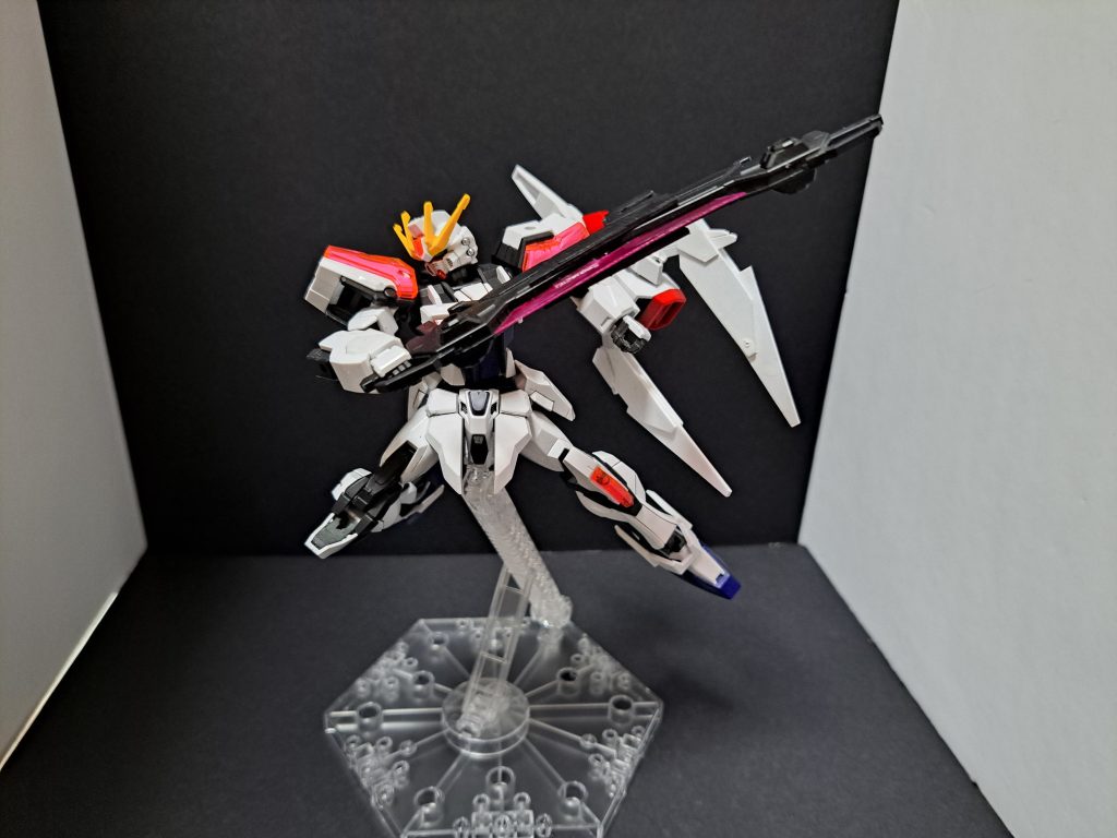 続いてソードモード。専用ライフルを向かい合わせに接続し高出力のソード刃で切断できます。ただ刃の出力部分が短く、取り回しに難があります。その部分をカバーするためにギャラクシーパックはウイングを前方に展開し敵を拘束する役割にシフトしています。