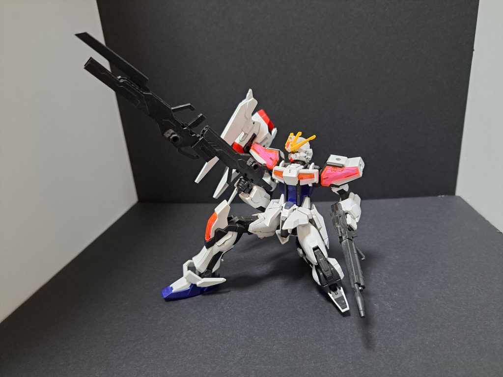 最後にランチャーモード。今度は逆方向にライフルを接続し、出力を合致させることで強力な砲撃を行うことが出来ます。このモードでは燃費が極端に悪くなるため、ギャラクシーパックは肩に携行させてエネルギー補充として利用するようになります。