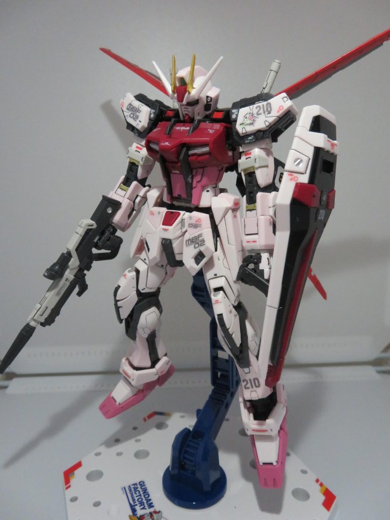 エールストライカーとビームライフル、シールドを装備