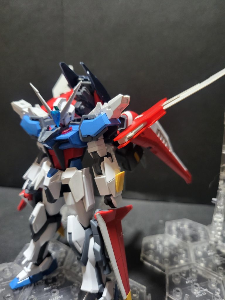 取り付けた姿で、まだ全体的にパーツがゆるゆるなので、動きのあるようなポージングはつけられません…変形も出来るのですが、ポロリも多く撮影不可でした…