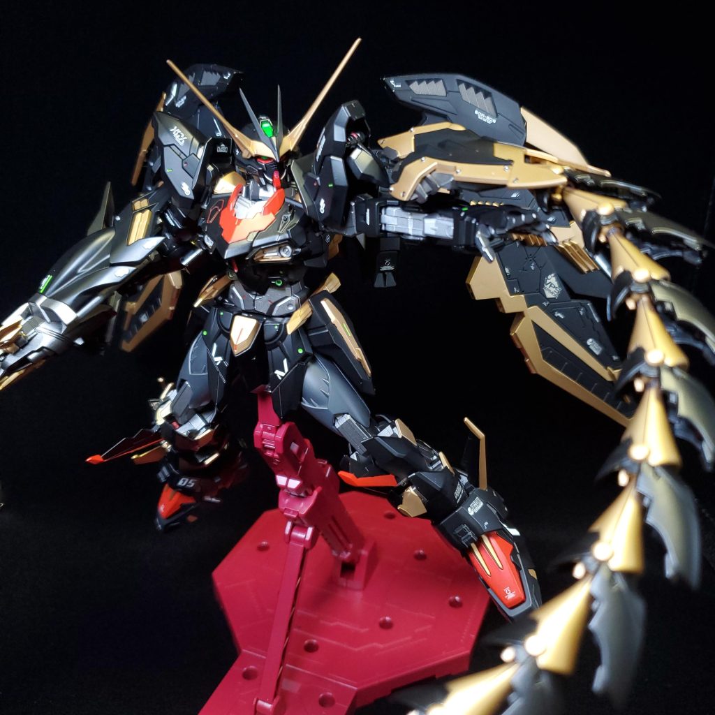 黒とゴールドをメインにして、赤をちりばめてみました。仕上げは半つやです。