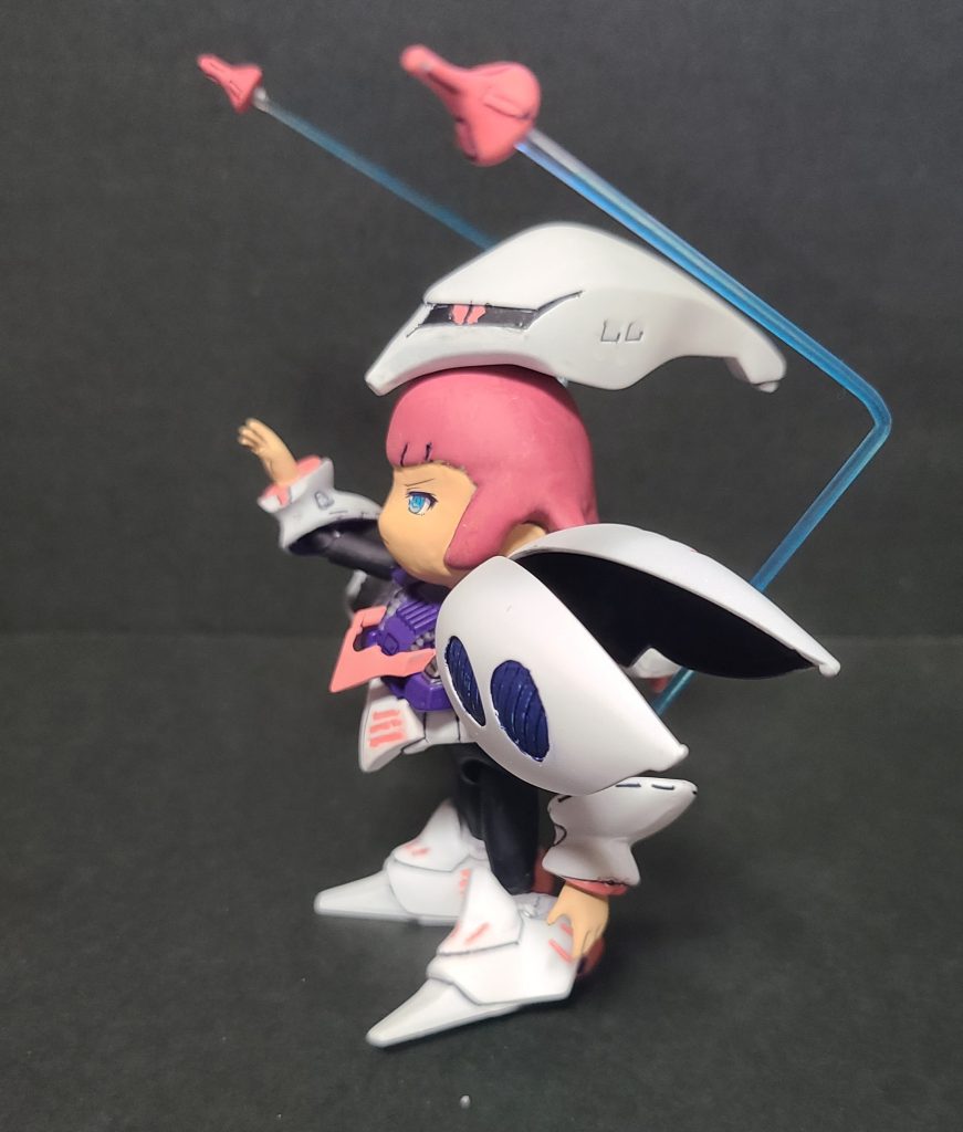 ゆけ!!ファンネル!!というようなこのポーズがやりたかったのがきっかけです。Zのハマーン様を意識して、腕のブラックにはパープルを混ぜて、脚のタイツはブラックにメタリックブルーを混ぜているのですが、つや消ししたらあまり違いが見えなくなりました(TωT)