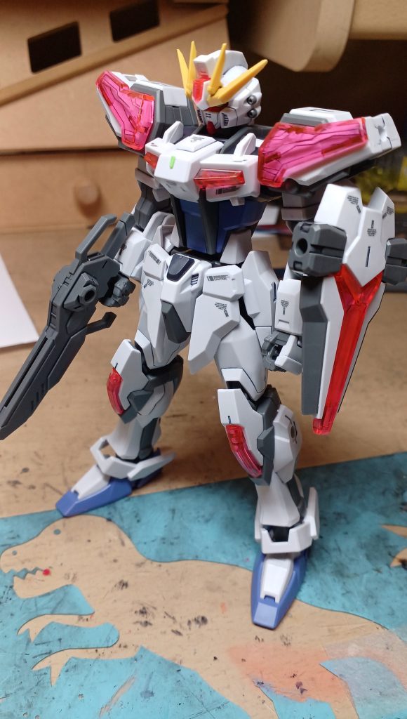 ストライクEG武器装備やはり武器も独特な形状をしていますね。