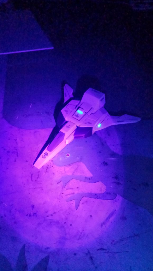 ブラックライトを照射すると光輝きますね！これがまた良い！