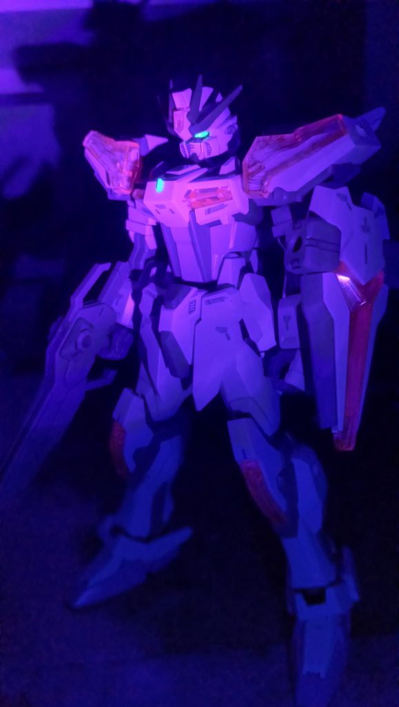 胸部のモールドにチップを貼りつけることでブラックライトを照射することで発光し見栄えよくする。いやー！今回もバンダイさんは良いもの出してきましたね！自分、今度はダブルオーダイバーアークを狙ってこうと思います！言ったらあれですけどビルドストライクよりも人気があると思うので結構おもちゃ屋に人が並ぶと思います！でもゲットして作って投稿したいと思っております！今回はこれで。(今月中にプレバンからガンプラが届くのでそれもお楽しみに)