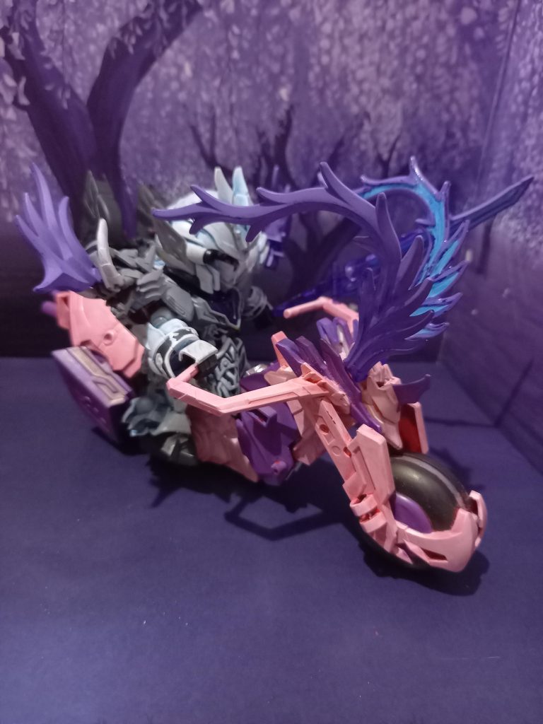 ほぼピンクになりましたが赤兎馬は血の汗をかくとか　何とかだった気がしたので白馬が赤く色づくイメージです。