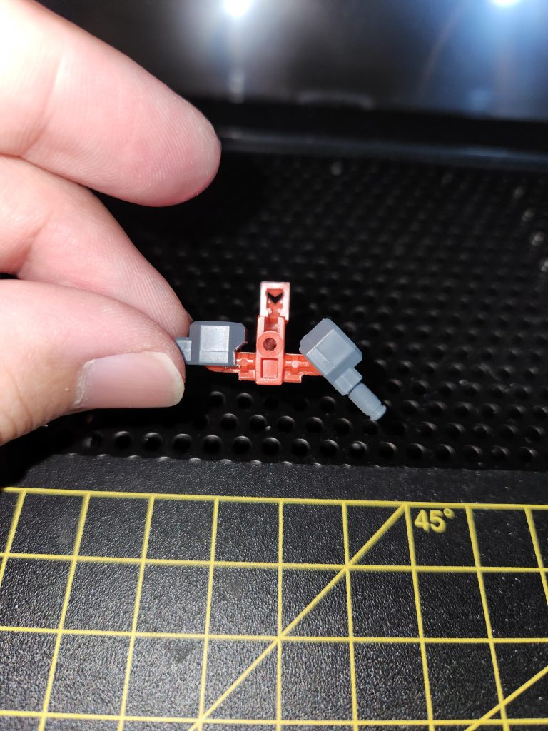 エントリーグレードのキットは腿のジョイント上側を削ればだいたい180度開脚出来ますのでお試しあれ