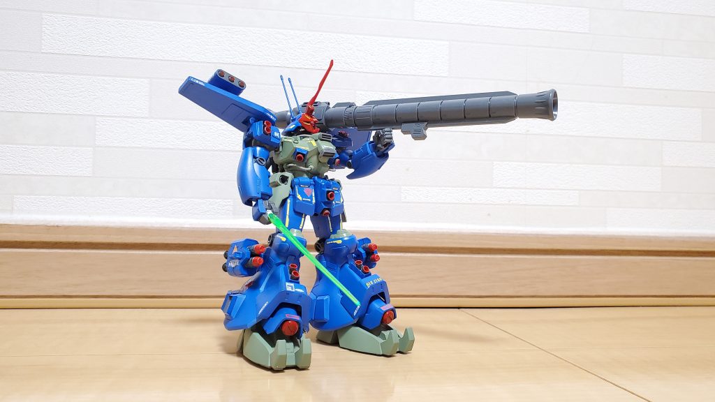 機体解説:本機の開発自体はティターンズ設立と同時期に開始されていた。主な開発母体はブレーメン設計開発局であるが、旧ツィマッド社の技術者も当初開発に参加していた。しかし、ネオ・ジオンが求める機体スペックに到達するには高出力のジェネレーターが必要であった。本機に当時開発されていたジェネレーターでは出力不足であり、開発が難航していた。一時的に停滞していた開発に転機をもたらしたのはガンダムmark-Vの接収であった。ガンダムmark-Vの機体バランス、高出力のジェネレーターは当時としては画期的であった。これらの技術により、ペールゼンに高出力のジェネレータを搭載する事が可能となった。しかし、当時ネオ・ジオンには高出力のジェネレーターを新規で開発する余裕がなかったため、MA用のジェネレーターを搭載することとなった。