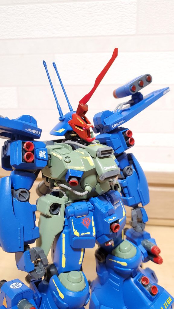 機体解説②:ドーベンウルフと比べ、ペールゼンは小型である。にもかかわらず、ドーベンウルフと同規格のMA用ジェネレータを半ば強引に搭載した。その結果、胸部はスペースに余裕がなく、ネオ・ジオンの技術者曰く『ボールペン1本も入るスペースがない』と言わしめるほどである。そのため、本来なら内臓されている動力パイプ、冷却システムが露出している。(核攻撃に耐えうるMSという当初の設計思想から離れているようにも思えるが、外部の動力パイプ、冷却システムが破損したとしても一応活動は可能である。)