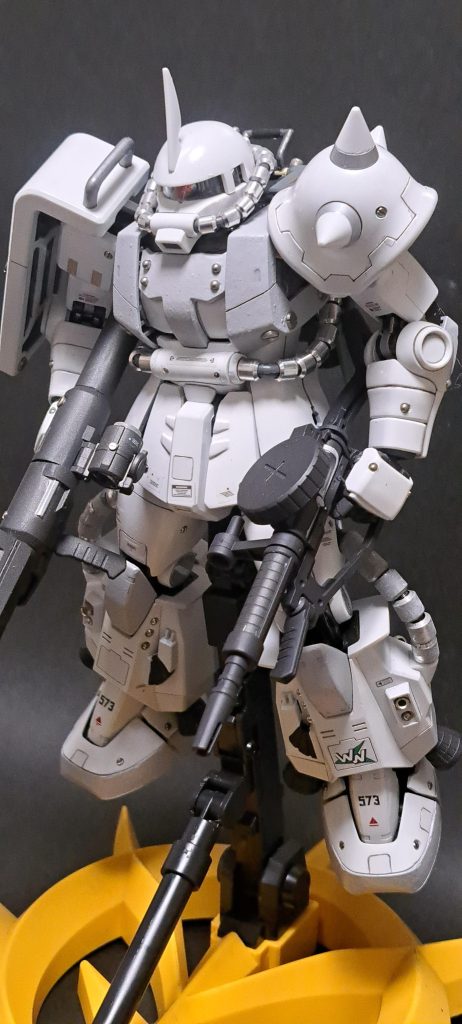 装甲の塗り分けとメタルパーツ使用でクールに仕上げることを意識しました。胸の装甲部分はキャスト成形をイメージして荒れた感じにしてあります。