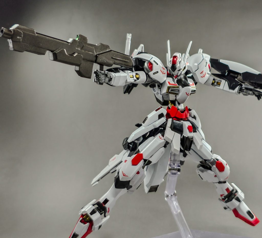 武装。扱いやすいビームライフル。ジャンクに気に入ったデザインが無かったのでスクラッチで自作しました。