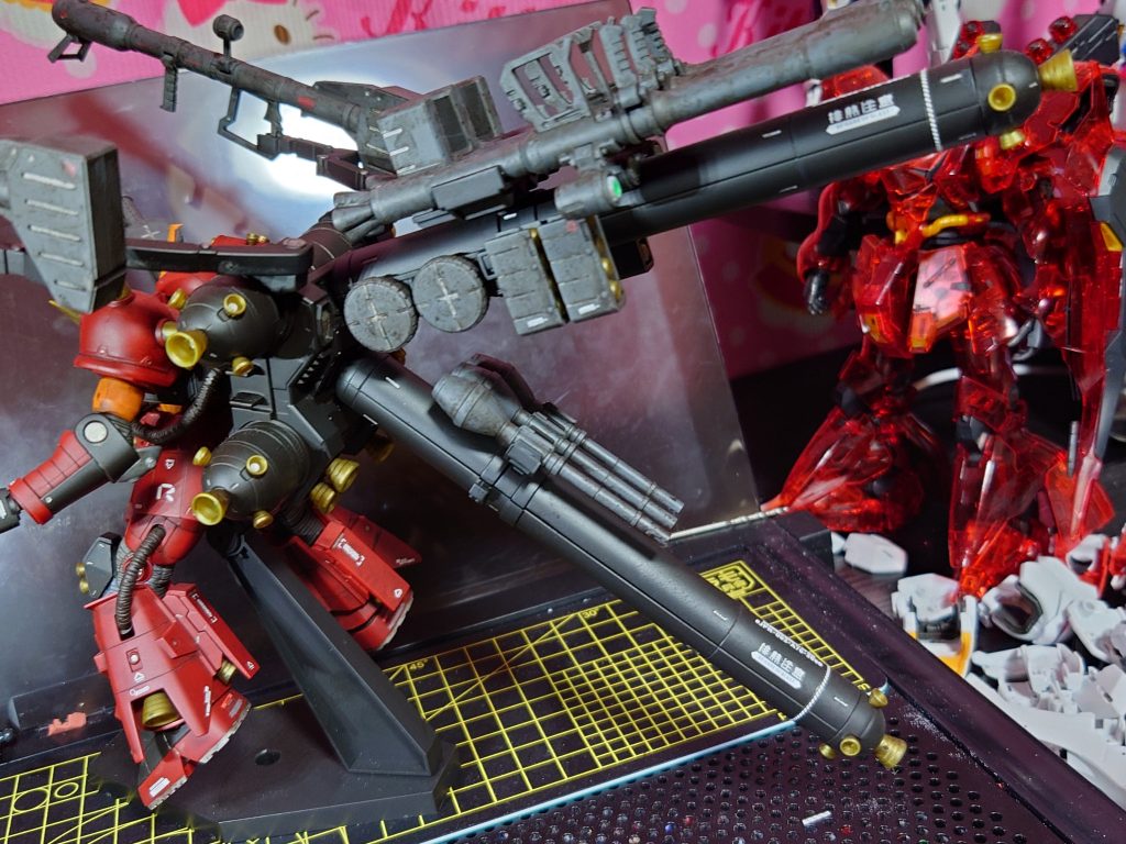 宇宙のゴミ的な物が付着してる感じにしたかったので小皿にウェザリングを出して1日放置し、固まった所に溶剤入れてカスを作りそのまま塗装してみました。初めてにしては良いんじゃないかと自画自賛です(笑)