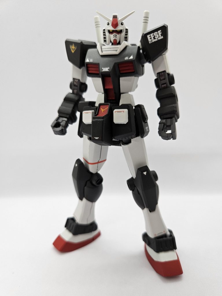 胴体とモモ、ヒザ、スネ、アンクルアーマーは横浜ガンダム。全体的にモールドは埋め、細すぎると感じた部分は太化。コクピットハッチは設定に合わせて。頭、腕、腰、靴はリバイブ版。プロトタイプの特徴的な腕のデザインと右腰の謎パーツを設定に合わせてプラバン等で製作。小顔化し、首元を数ミリ上にあげ、埋まった印象を改善。股間パーツとフロントアーマーは、S字立ちが決まるよう大型化。