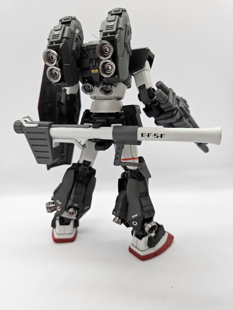 背中部分のバーニアはアフターパーツに交換し、足のバーニアにメタルパーツで小さい噴射口をイメージして追加。