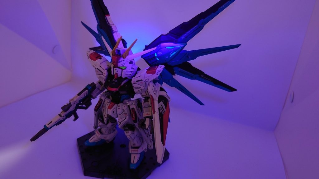 クリアパーツに蛍光カラーを使いました。　カメラアイ蛍光オレンジ　ウイングに蛍光ブルーグリーン