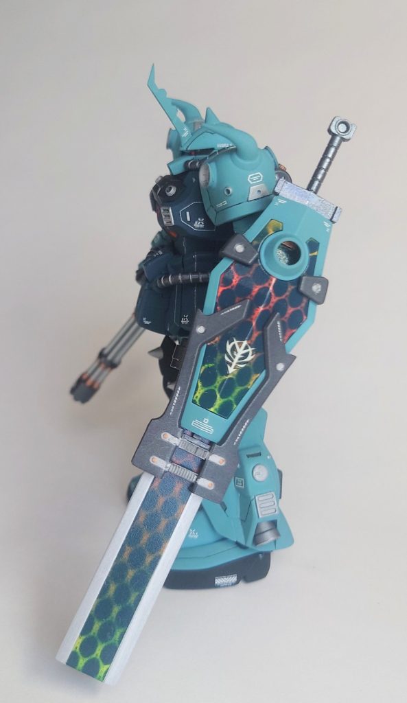 「で、シールドはちょっと実験的だが、サイコミュのチップを埋め込んだ素材を使ってビームコーティングしてみた。誰が乗っても微弱の精神感応波が出て、敵のサイコミュを乱す効果があるぞ！」「いや、整備長それも・・・（時代考証的に、）」「よ～し、テスト運行に出すぞっ！」