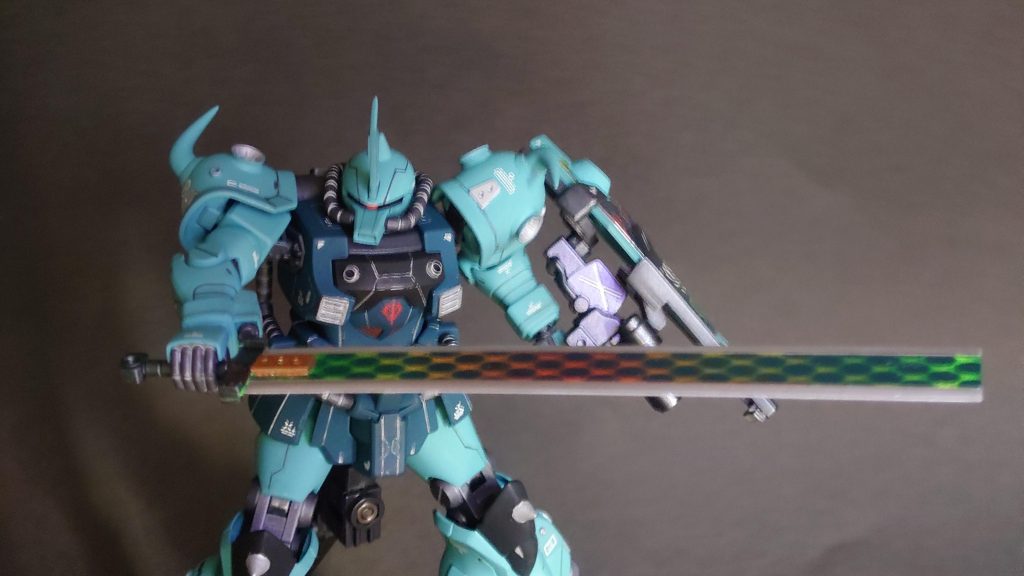 「よ～し、お次は大剣『サイコスレイヤー』の試験だ。」「サイコスレイヤー？」「コイツもシールドと同じ素材で出来てるからな。連邦もニュータイプが増えてきたみたいだが、精神感応波を乱しながら斬りかかれば接近戦で先手を取れる。」「はぁそんなモンですか・・・」「分かってないようだな、いいか、」