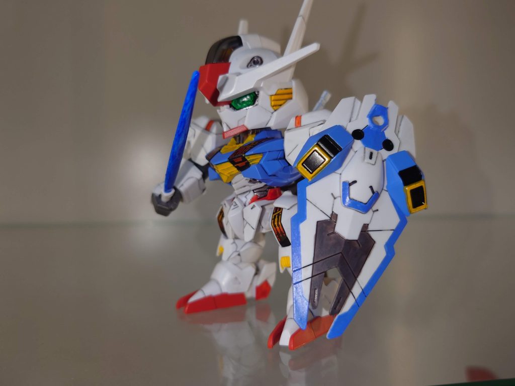 青の塗料(XHUG01 水性ガンダムカラー ガンダムエアリアル ブルー)は成型色で色分けできていない部分のみに使用していますが、思いの外違和感のない色合いになっています。 