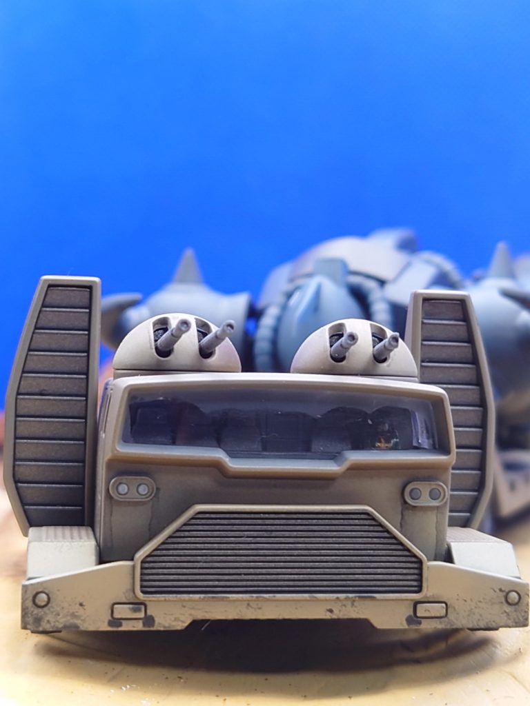 見えにくいが、運転席の人物は塗装完了