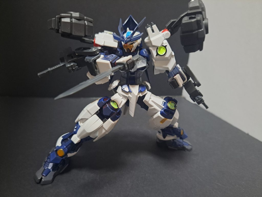 ブルーフレームっぽくナイフを持っていますが収納先がないため常に持っている必要があります。