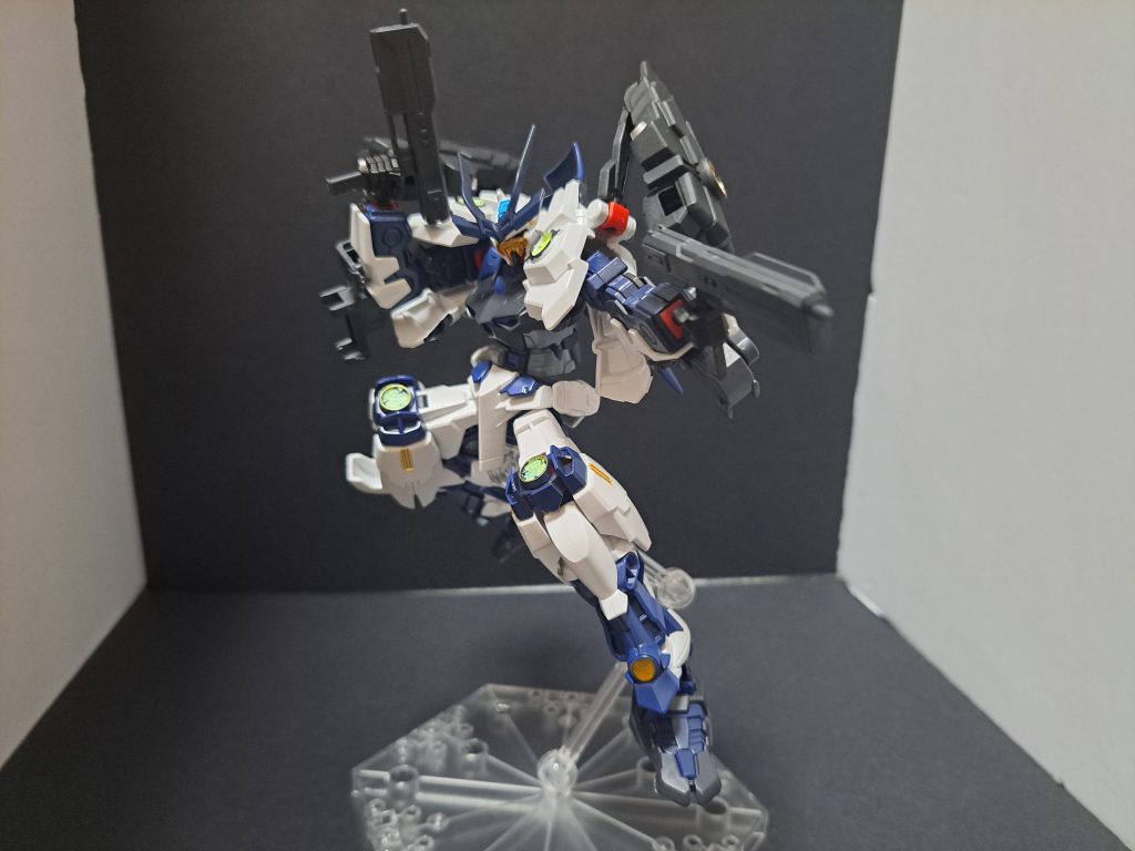 両腕部にハンドガンを装着し、中近接距離のカバーをしています。