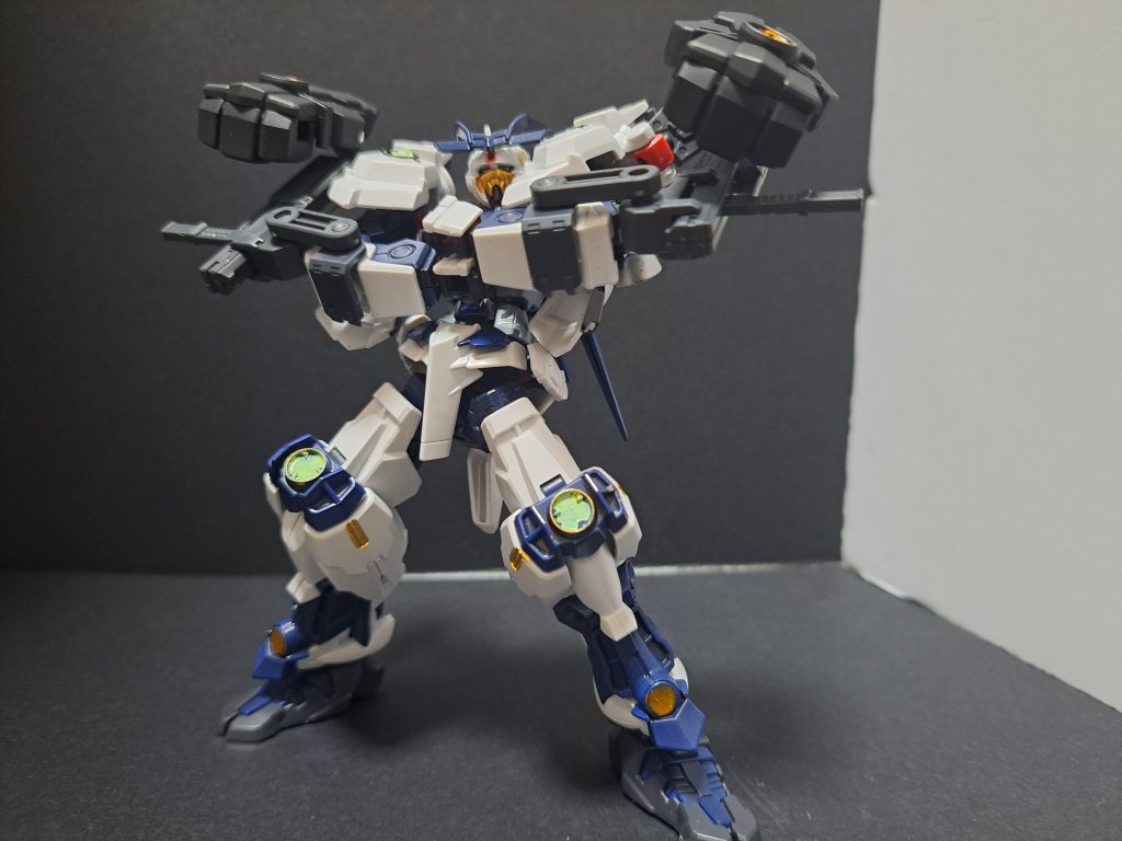 煽りアングルが良く似合う本機。青にするだけで大分イメージが変わっていいですね。