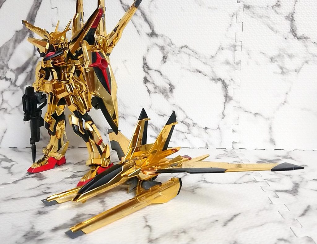 関節などのグレーのパーツをセミグロスブラックに塗装黒くする事で引き締まった感じで完璧としか言えません。シールドの白い部分は黒と赤に変更足などのダークなボルドーから真っ赤に塗装しました。