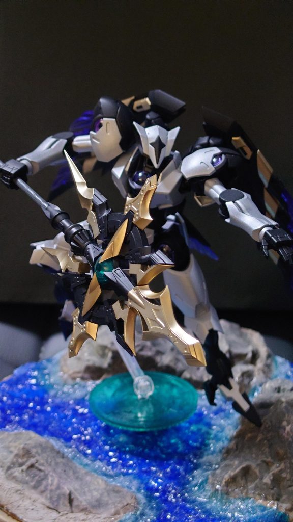 今回の構成は、頭と脚にべギル・ベウ、胴体と肩にミカエリス、腕にファラクトを使用しています。バックパックは取り外し、コトブキヤM.S.G ヘヴィウェポンユニット ウイングエッジを取り付けました。武器の杖は、同じくコトブキヤのへヴィウェポンユニット アルナイルロッドです。ハンドパーツは30MMから取っています。シンプルにシルバーとブラックで塗装し、シャインゴールドで差し色にしています。