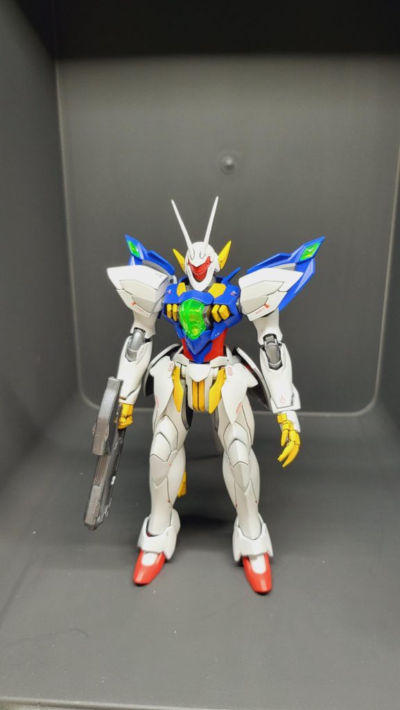 改造箇所は頭部アンテナの延長シャープ化。各パーツの分割線消し。肉抜き穴埋め。スカートやウイングの先端シャープ化。スジボリの彫り直し。面出し後、サフをかけて全塗装。デカールとスミイレ後に艶消しクリアでコート。