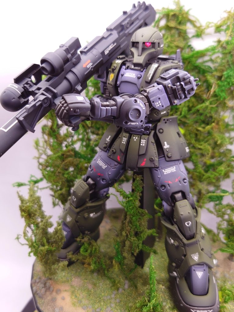 個人的感想はパフォーマンスでは旧ザクの目玉だけで前作品の陸戦型ガンダムに勝っとるな！と思いました。なのでこの目玉に勝てるガンダムのパフォーマンス考えんとな!と思いました。あとオマケですがリサイクルショップでだいぶ部品がない、すでに組み立てたボロボロのＨＧのユニコーンガンダム三号機フェネクス（金メッキ版）あったので安く購入、これに練習用に制作してたソーラー発電可動を組み込んでみましたので私をフォローして下さっているフォロワーさん限定?に制作ストーリーで動く動画二、三日後ぐらいに投稿したいと思います。良かったら観てください。金メッキがどんな表現するか?あんまり期待しないで下さいね元々がボロボロなので😅。