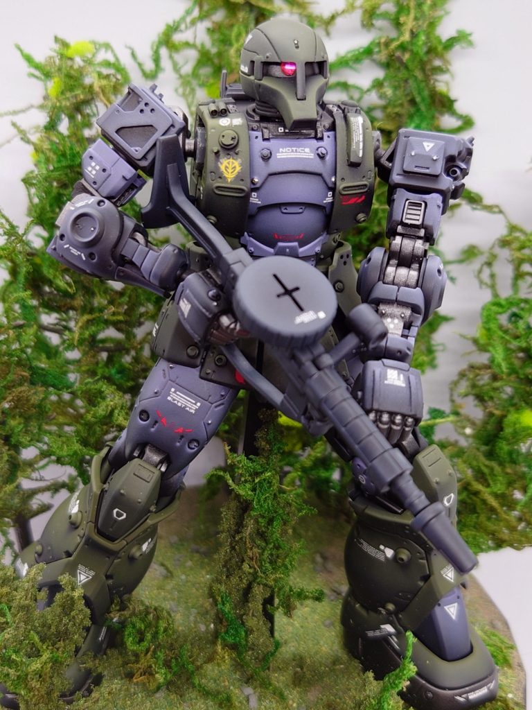 改造の中心はやはりモノアイを動かす事、後は頭部全体も動かし、上半身も多少動かし、下半身は微妙に動かしてます。モノアイは全て自作です。フィギュアの目玉の応用なので簡単に制作出来ました。