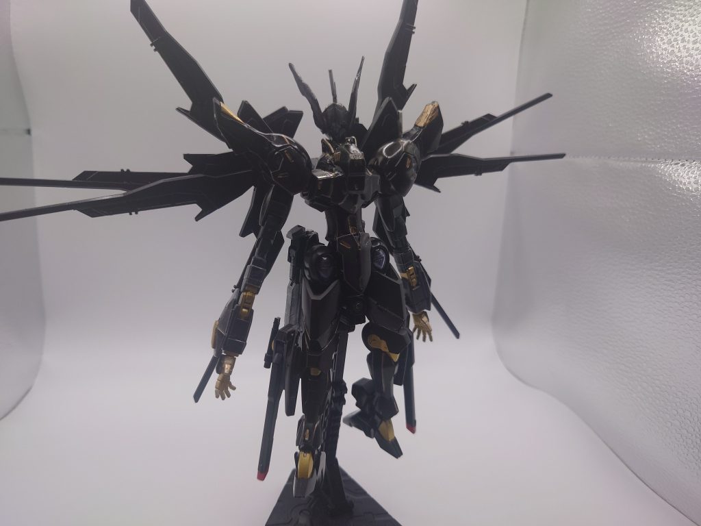 カラーレシピはシンプルに黒→メタルブラック金→ゴールドからのクリアイエローオレンジ→クリアオレンジ仕上げは光沢クリアー。