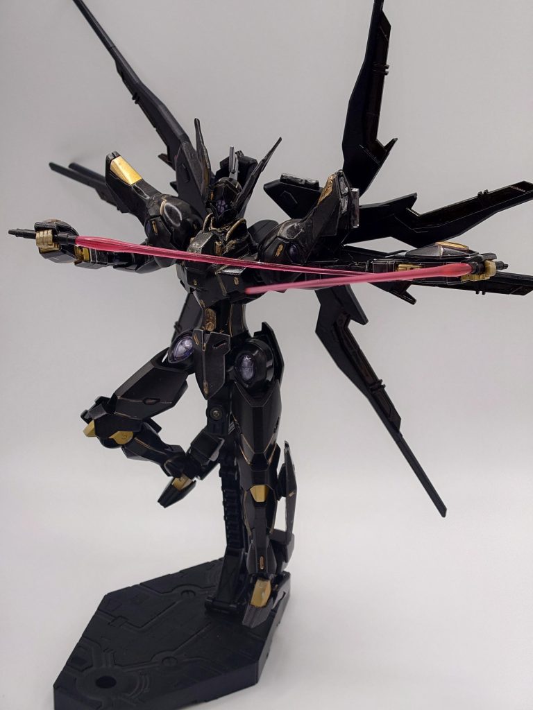 頭部:角をレジン複製してパテでつなぎ3本角にしました。肩部:ミカエリスの肩にストフリの肩をパテ溶接。腕:ミカの腕の動きがL字で今ひとつだったのでストフリの腕で延長させて3重関節にしました。