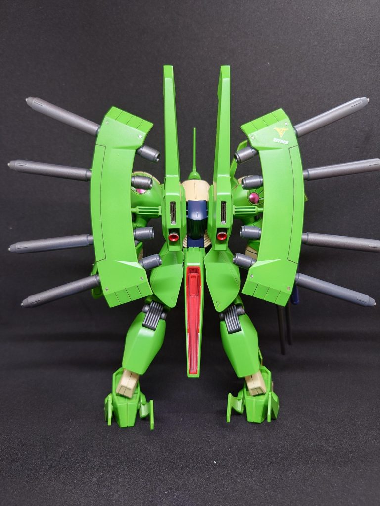 背面は少しだけスジボリ追加とHIQPARTSのGLEP-06を埋め込みスピンブレードで穴あけしてところどころにGLEP-06は埋め込んでます。