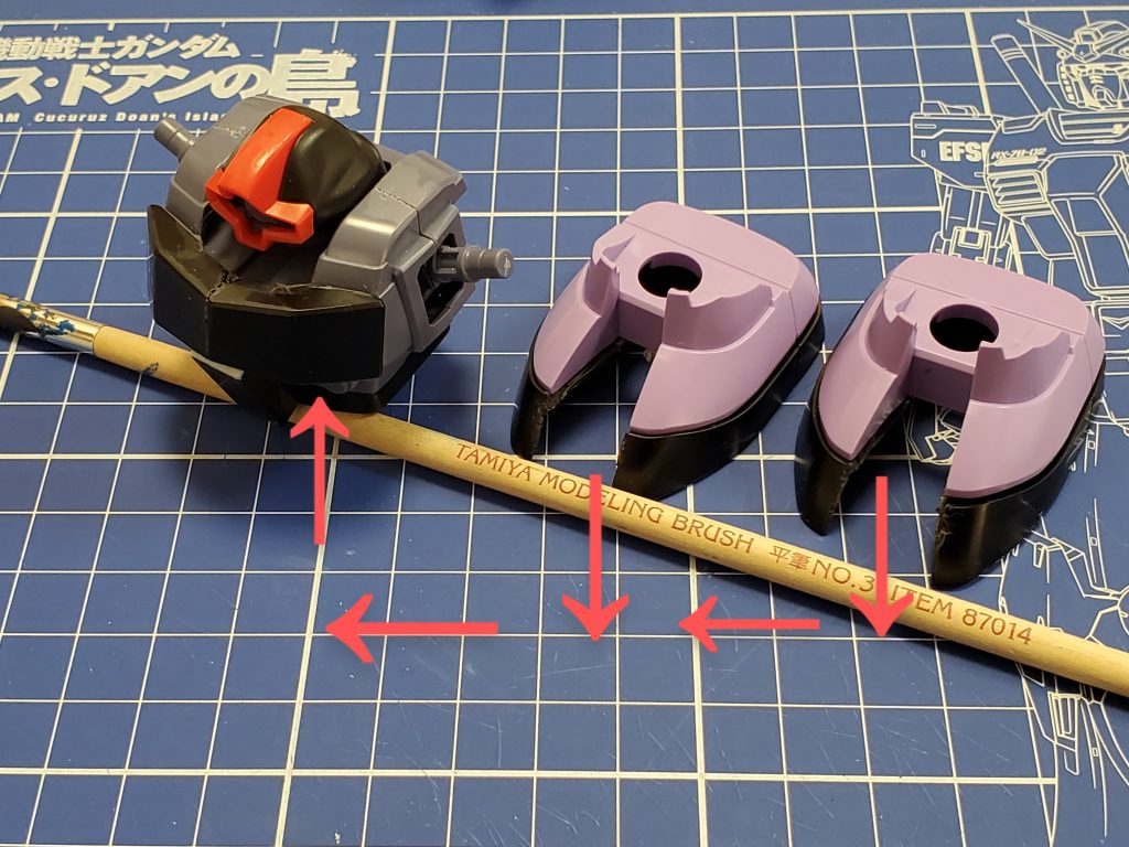 『大きな改修ポイント　その１』なんと言ってもドムの上半身の改修は必須❕プロトタイプの形状再現は私の技量じゃムリ😱❗なので、どうやって具現化するか悩み抜いた末、今回使用しないドムの足先を流用する事に決定💡ニッパーでズブリッと切断して形状を整え、胸板を厚くしました😅また、首回りには動力パイプが入るので、頭が少し奥になるよう首の接続位置を加工してずらしてます😊