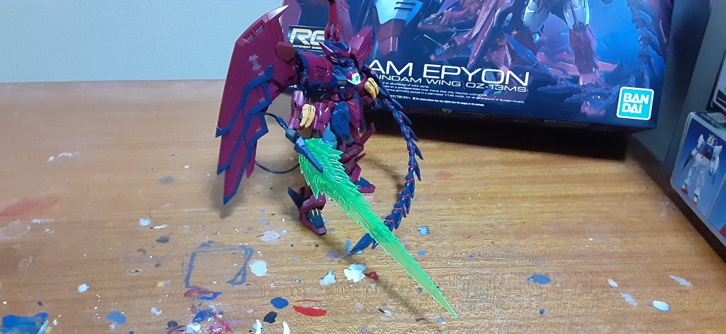 フレームは水性の黒鉄色、濃い赤部分はラッカーのマルーンレッドとガンクロームを混ぜてメタリックな感じに。大腿部が劇中と比べるとちょっと白いなと感じてグレーにしてます。 ここまで塗装するつもりはなかったですが、エピオン好きが加速して塗ってましたw メタリックぽくしたのはロボット魂参考にしました。