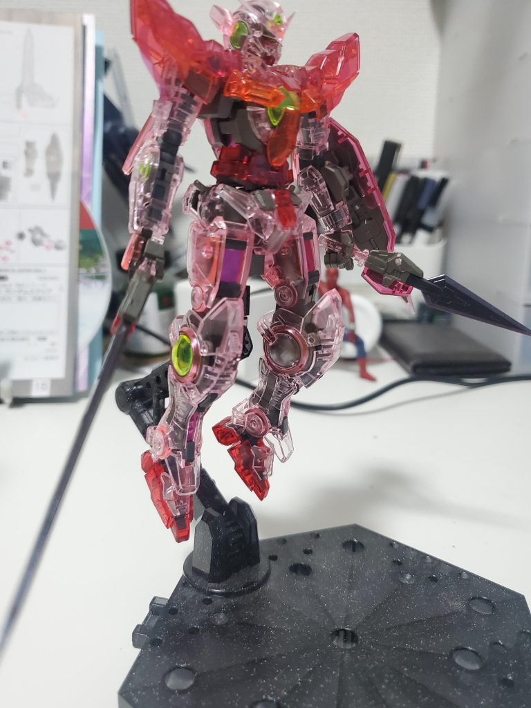 不満があるとすれば、手があまり格闘武器を持つのに適してる手ではないような気がするって言うのと動かし方が悪いのか、格闘戦主体なのに思ったよりポージングの自由が効かないところですかね。手も数種類付いてますが、どれも保持力が大してない気がします。握ってると言うよりとりあえず持てなくは無いみたいな