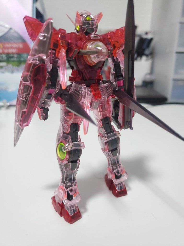 作成中にリアスカートのビームサーベルの接続部分が折れちゃいました(泣)