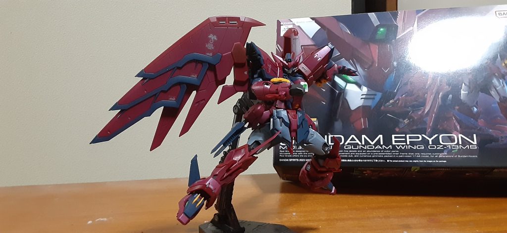 「全てを消し去る…闘う者全てが敵だー‼️」ヒイロが白目向いておかしくなりながら戦ってる姿がきっかけで好きになった機体なんですよね。あのシーンを見て「あ、これって単なるロボットアニメじゃないんだな」と7才ながら感じました。