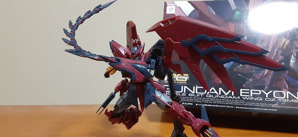 なかなかガンダム作品では、てか他のロボット作品でもないんじゃないかな、ラスボス機体にライバルより先に乗ってしばらく闘うなんて設定。当時「OPはゼクスがエピオン乗ってるけど、これ適当に書いてる?」とか思っててっきりエピオンはヒイロの機体なんだと思ってました。多分エピオンが劇中に登場して最終話までの半分はヒイロが乗ってましたから勘違いしますよね。未だにゼクスよりヒイロの印象が強いです。