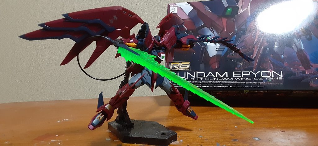 アニメ劇中や旧キットと比べてウイングが大きいし、多分所々EW要素も入ってる?感じですね。エピオンにしか使えないマーキング貼ったら他もちょいちょい貼りたくなって貼りました。