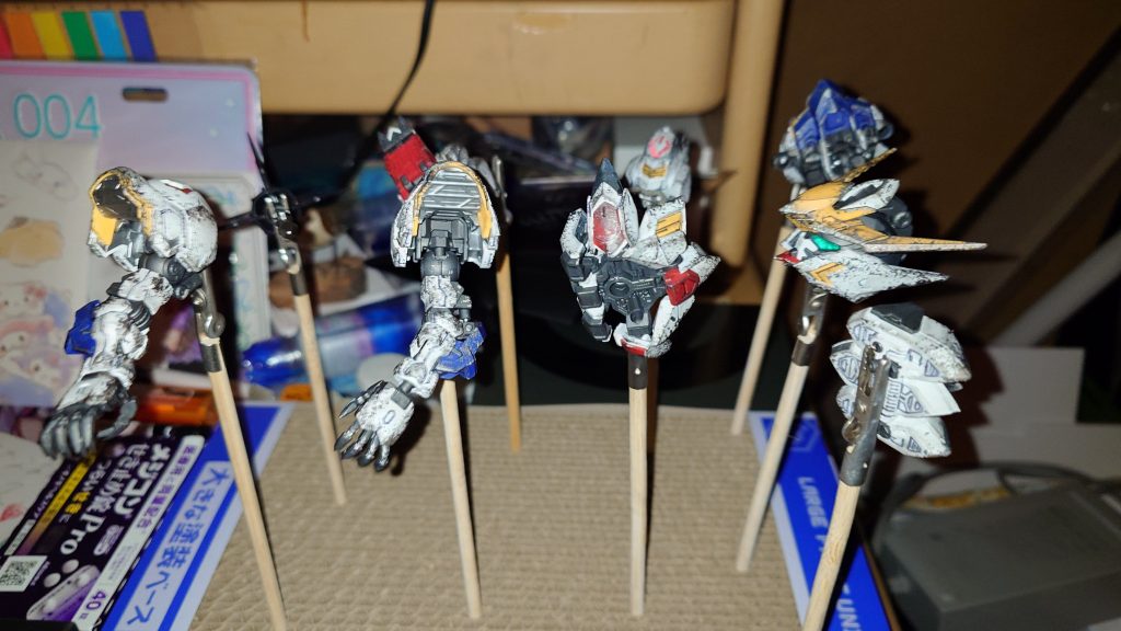 最後にスポンジでチッピングした後にトップコートをして完成です！