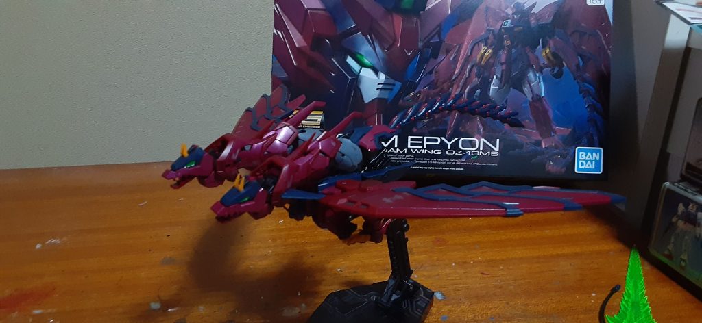 そして色々言われてるMA形態、最近だとワイバーン形態。確かに頭むき出しだけど他にもひどい変形いるだろw てか変形の仕方がほぼハンブラビだし。普通にカッコいいしこれも昔から好き。ちなみに足の先、このRGが初のアレンジではなく、MGやロボット魂もアレンジされてんですよね。いやむしろここまで明らか竜の形なんだからこれはアリ