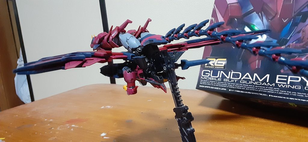 後ろ、分かりにくいけど腰フレームにバーニアの造形入ってるの本当感動‼️これのおかげでこのまま飾ってたいぐらい。以上エピオンシステムに心奪われた人の思い出投稿でしたw エピオンのキット集めたいけど、MGは普通に買えるけど問題が旧キット、特にHG1/100がほとんど再販されてない… しかもこれ作ってたらアニメ見返したくなり近くのゲオ行ったら数ヶ月前置いてあったのに今EWしかないのなんでや‼️高まってきたんでHGACゼロとの最終戦闘再現投稿します😂