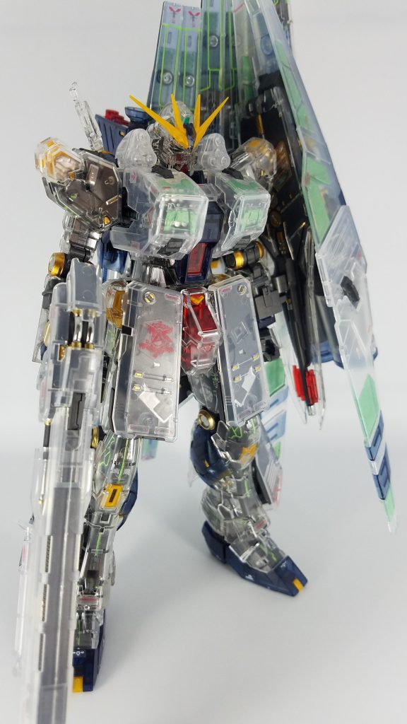 胸部装甲とシールド、フィンファンネルの一部はホログリーンで塗装。hwsの設定が、戦争が長期化した場合のプランだったハズなので、「胸部とシールドの装甲、フィンファンネルに増加のサイコフレームを搭載する事で、対弾性と機体の追従性能を更に高めた。」という脳内設定バリバリのイメージでホログリーンにしました。