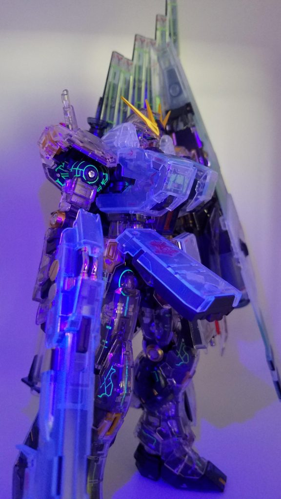 内部のモールドに蛍光グリーンを流し込み、サイコフレームの発光状態を表現してみました。脚以外ほとんど見えなくなりますが…(笑)