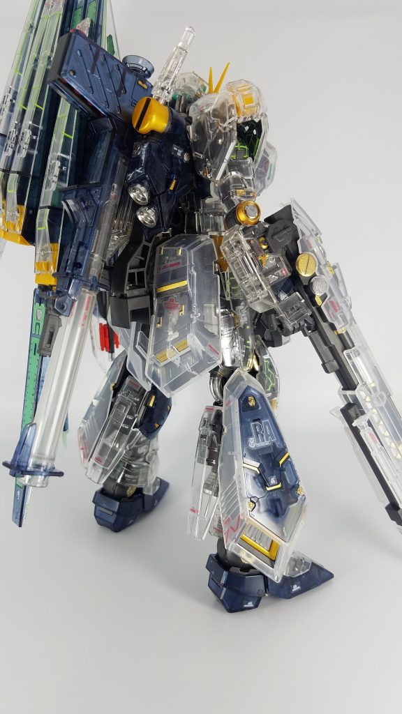 後ろから。バーニアは全てメッキシルバーで塗装。各間接部と装甲の隙間から見える部分はイエローゴールドで塗装。